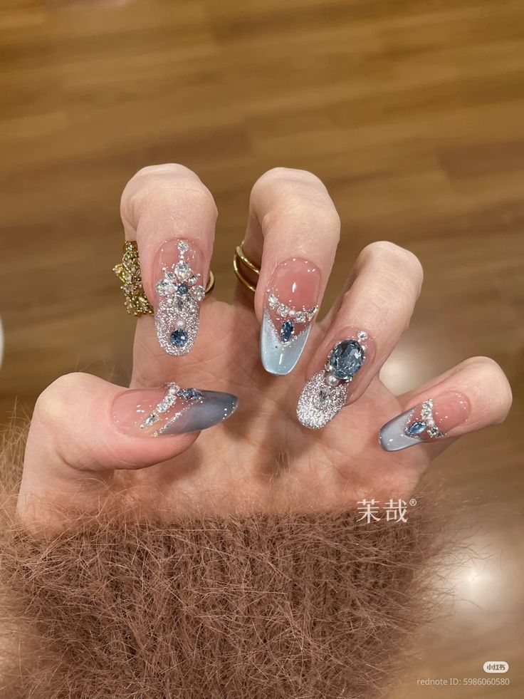 Đính đá viền hoặc dùng nhũ sáng