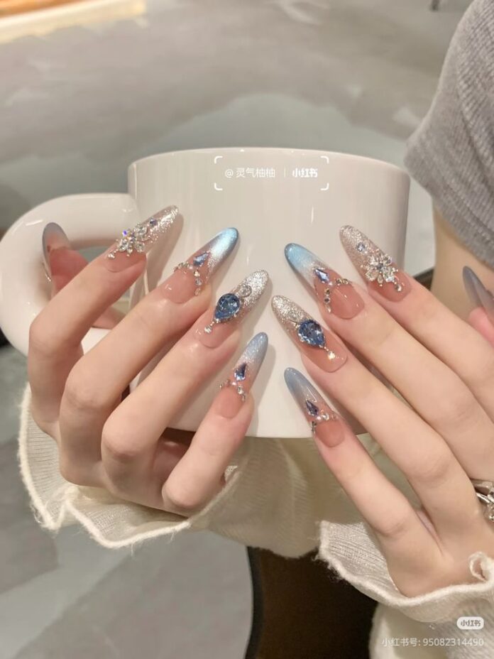 French với móng dài tròn