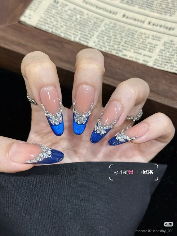 Mẫu nail màu xanh với french mắt mèo