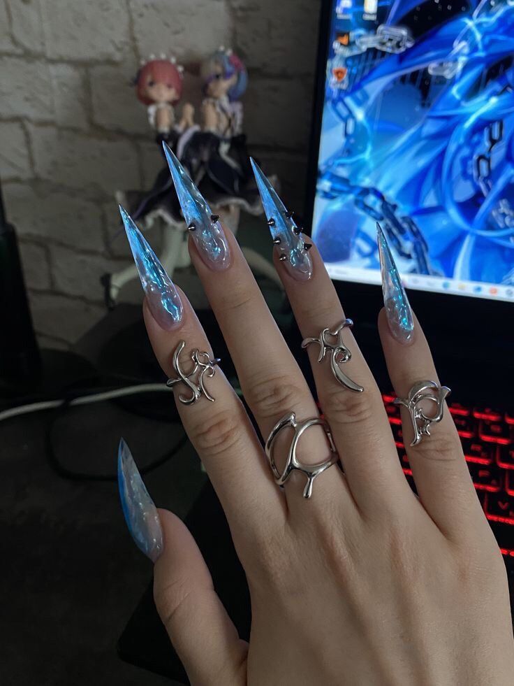 Móng dài nhọn cá tính