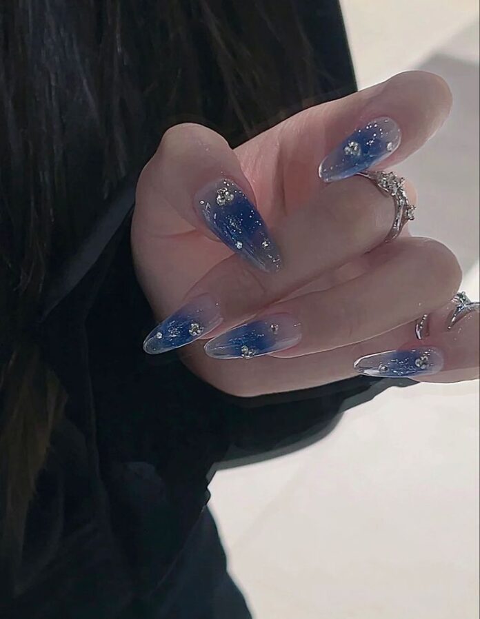 Mẫu nail màu xanh biểu ombre