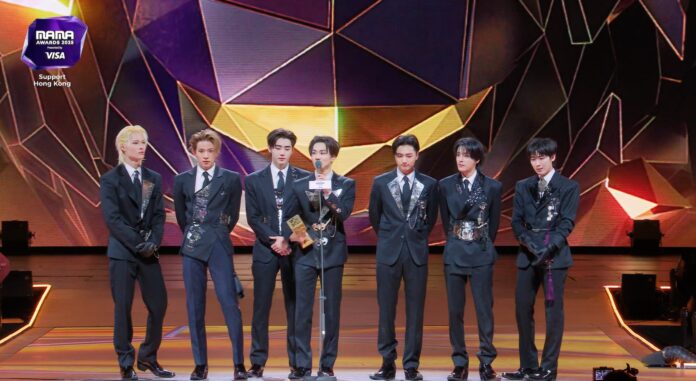 Các thành viên ENHYPEN xúc động trên sân khấu nhận giải (Ảnh: Internet)