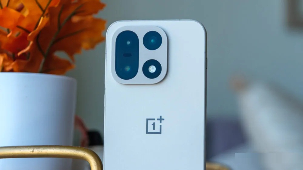 Nên mua điện thoại OnePlus 15 mới ra mắt hay chờ Galaxy S26 Ultra của Samsung?