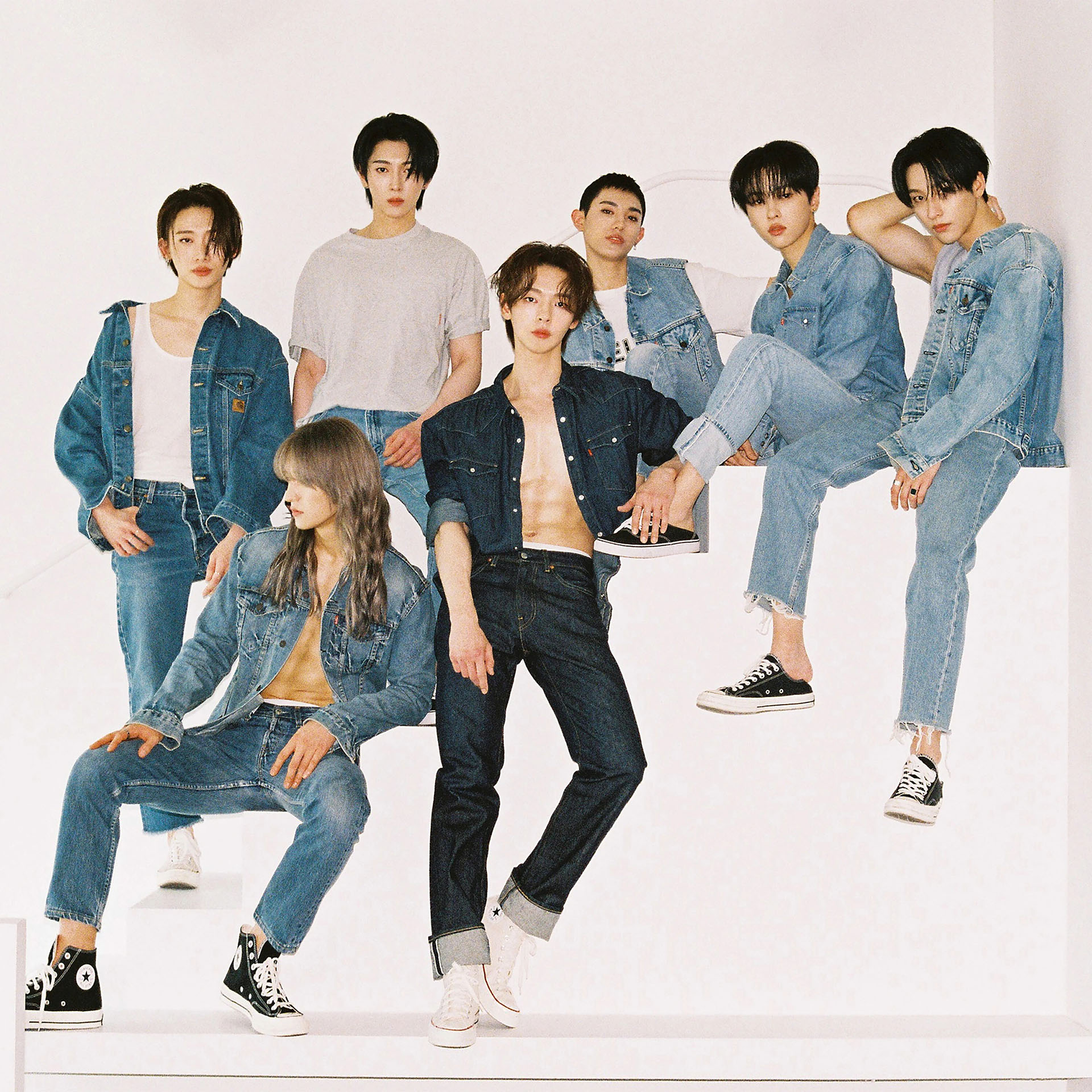 OnlyOneOf là nhóm nhạc nam Hàn Quốc ra mắt ngày 28/5/2019 dưới trướng 8D Entertainment (trước đây là RSVP). Nhóm được biết đến với hình tượng nghệ thuật pha trộn giữa âm nhạc điện tử, R&B và phong cách trình diễn đậm tính khái niệm, thường gắn liền với chủ đề “bản ngã” và “sự kết nối con người (Ảnh: Internet) OnlyOneOf là nhóm nhạc nam Hàn Quốc ra mắt ngày 28/5/2019 dưới trướng 8D Entertainment (trước đây là RSVP). Nhóm được biết đến với hình tượng nghệ thuật pha trộn giữa âm nhạc điện tử, R&B và phong cách trình diễn đậm tính khái niệm, thường gắn liền với chủ đề “bản ngã” và “sự kết nối con người (Ảnh: Internet)