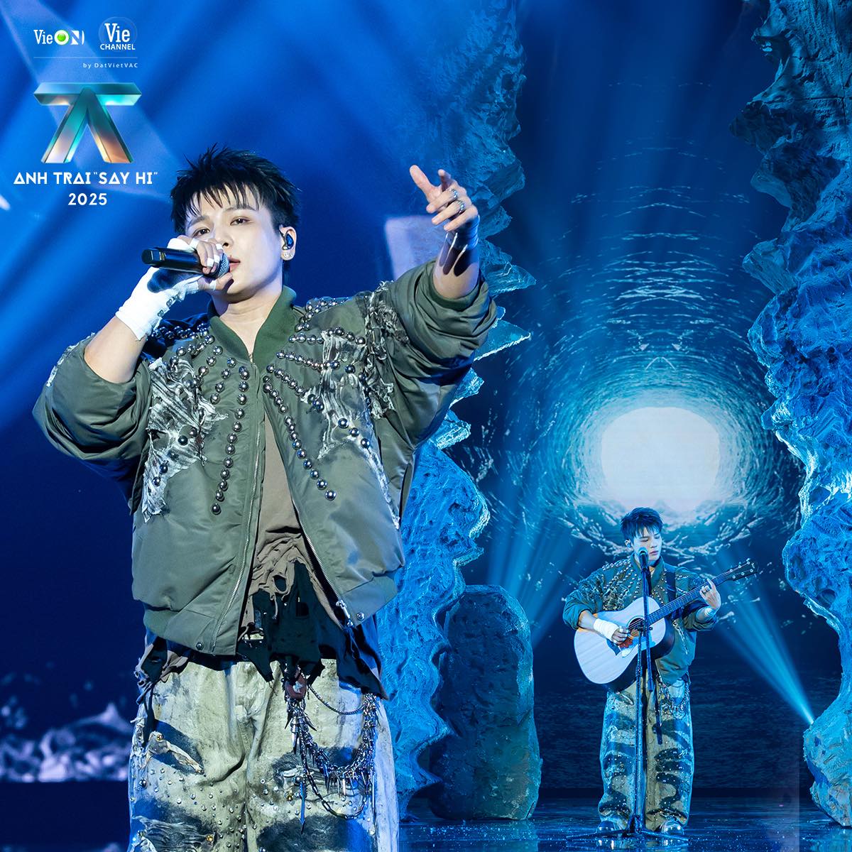 Phạm Đình Thái Ngân thể hiện Đừng Biến Mất Hôm Nay được khán giả hết lời khen ngợi (nguồn: internet)