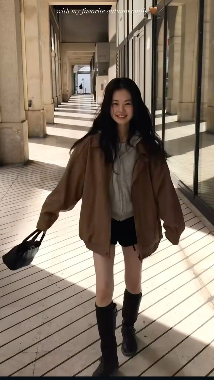 Blazer hoặc áo khoác rộng cùng quần short