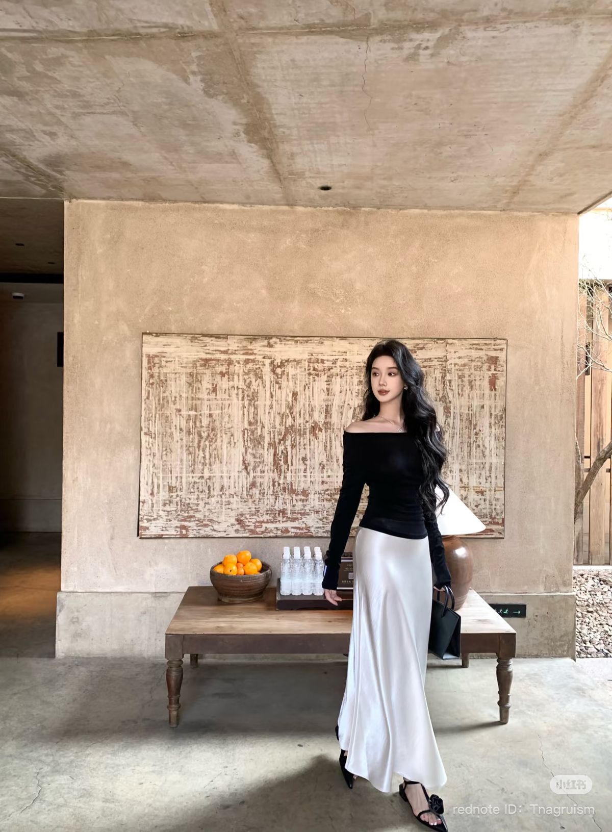 Váy lụa trắng cùng áo trễ vai xinh xắn