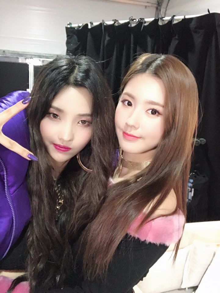 Soyeon mang phong thái lạnh lùng, sắc sảo trong khi Miyeon lại rạng rỡ, duyên dáng; hai mảnh ghép trái ngược của (G)I-DLE cho thấy sự tương phản đôi khi tạo nên phản ứng hóa học hoàn hảo (Ảnh: Internet)