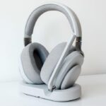 Tai nghe Fractal Scape đi kèm với đế sạc cảm ứng tiện dụng (Ảnh: Internet)