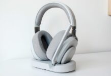 Tai nghe Fractal Scape đi kèm với đế sạc cảm ứng tiện dụng (Ảnh: Internet)