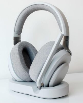 Tai nghe Fractal Scape đi kèm với đế sạc cảm ứng tiện dụng (Ảnh: Internet)