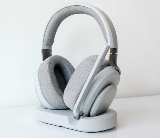 Tai nghe Fractal Scape đi kèm với đế sạc cảm ứng tiện dụng (Ảnh: Internet)