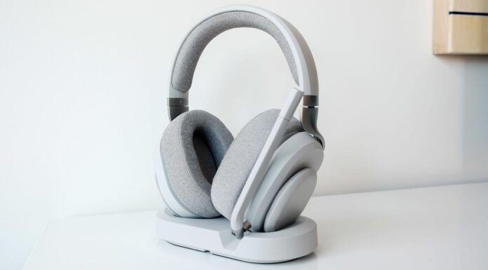 Tai nghe Fractal Scape đi kèm với đế sạc cảm ứng tiện dụng (Ảnh: Internet)