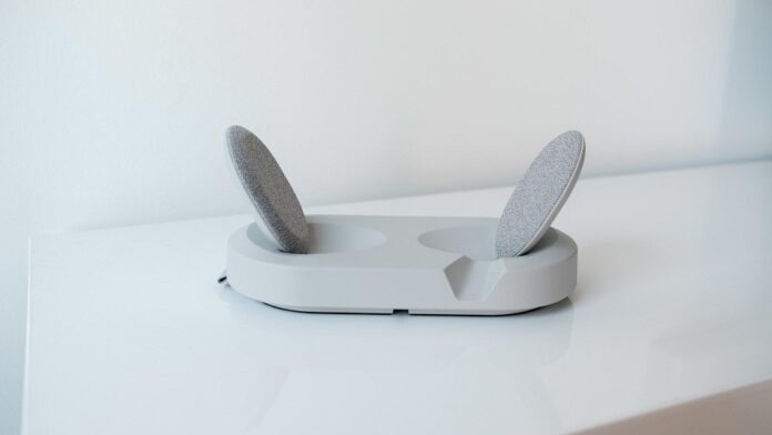 Đế sạc cũng chứa bộ phát 2,4 GHz của tai nghe Scape (Ảnh: Internet) Đế sạc cũng chứa bộ phát 2,4 GHz của tai nghe Scape (Ảnh: Internet)