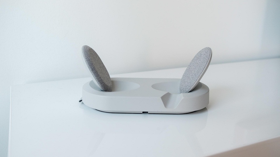 Đế sạc cũng chứa bộ phát 2,4 GHz của tai nghe Scape (Ảnh: Internet)