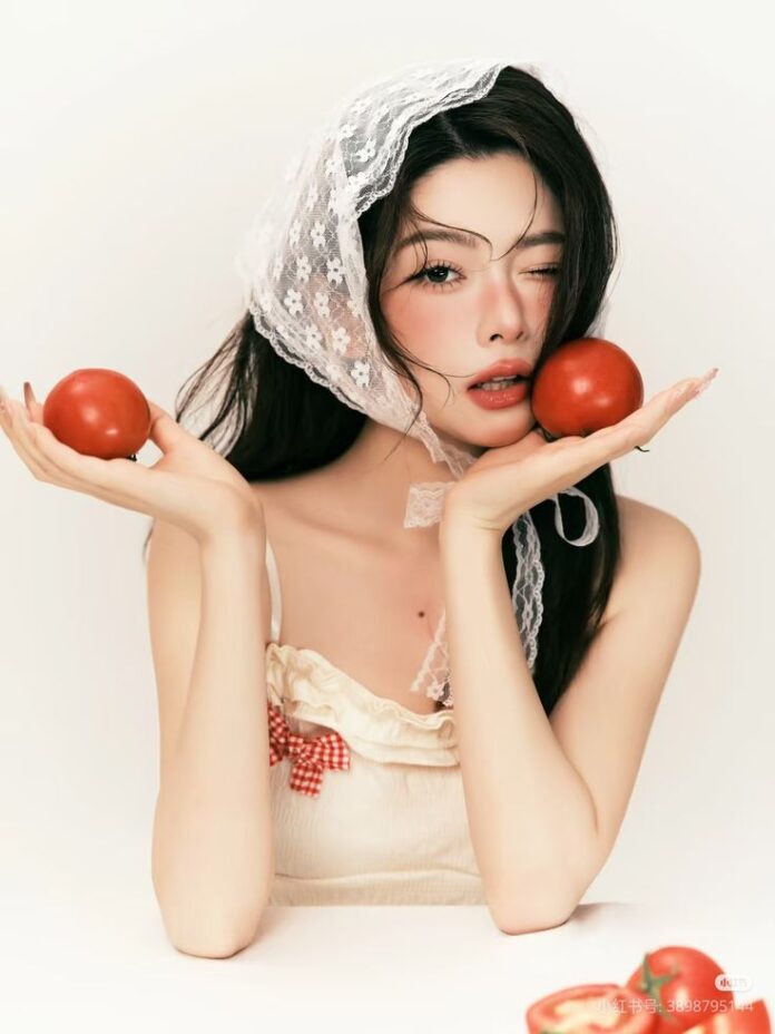 Makeup tone đỏ cà chua