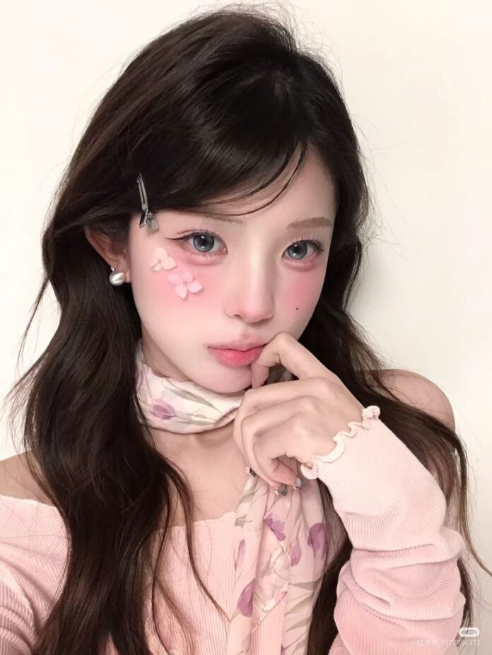 Trang điểm má hồng đính hoa