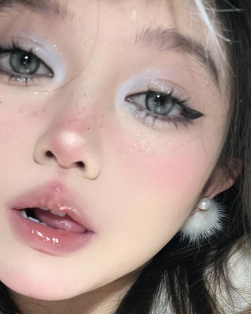 Nhũ xanh tím bắt sáng ở đầu mắt