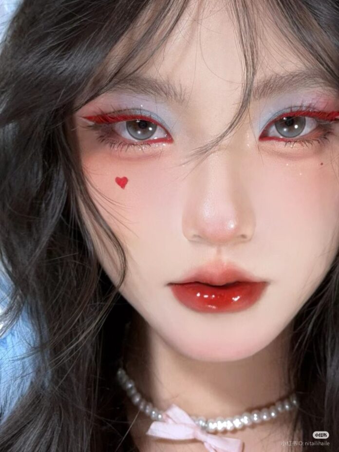 Kẻ eyeliner đỏ sắc nét