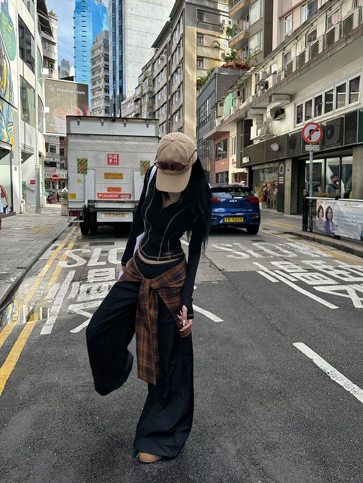 Buộc áo sơ mi như một phụ kiện (Nguồn: Internet)