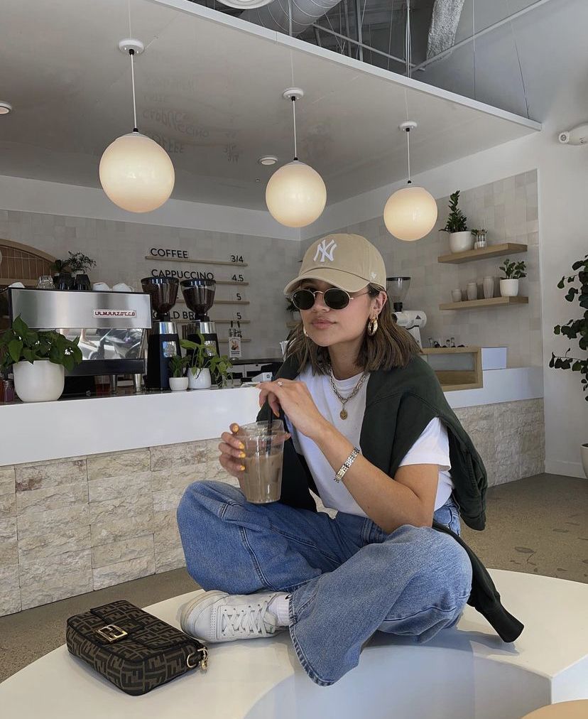 Vắt áo lên vai hoặc buộc nhẹ