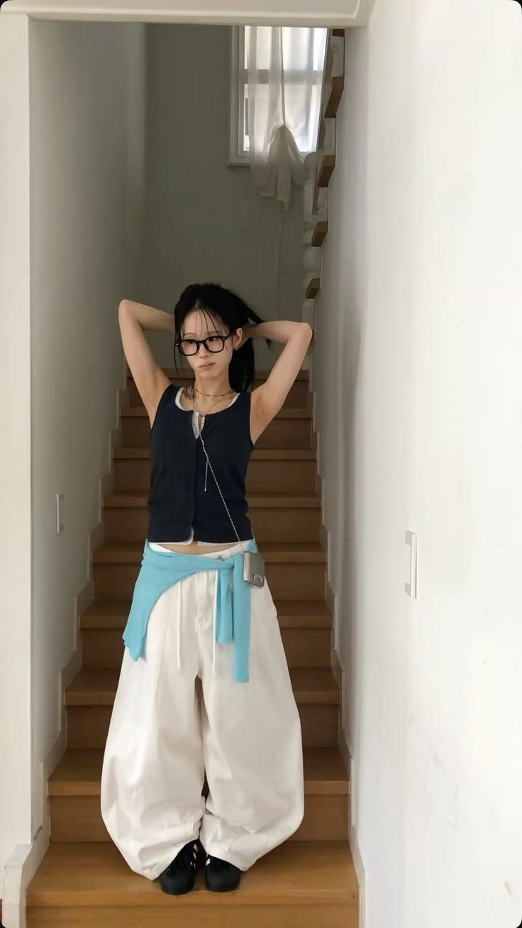 Buộc áo ngang qua eo