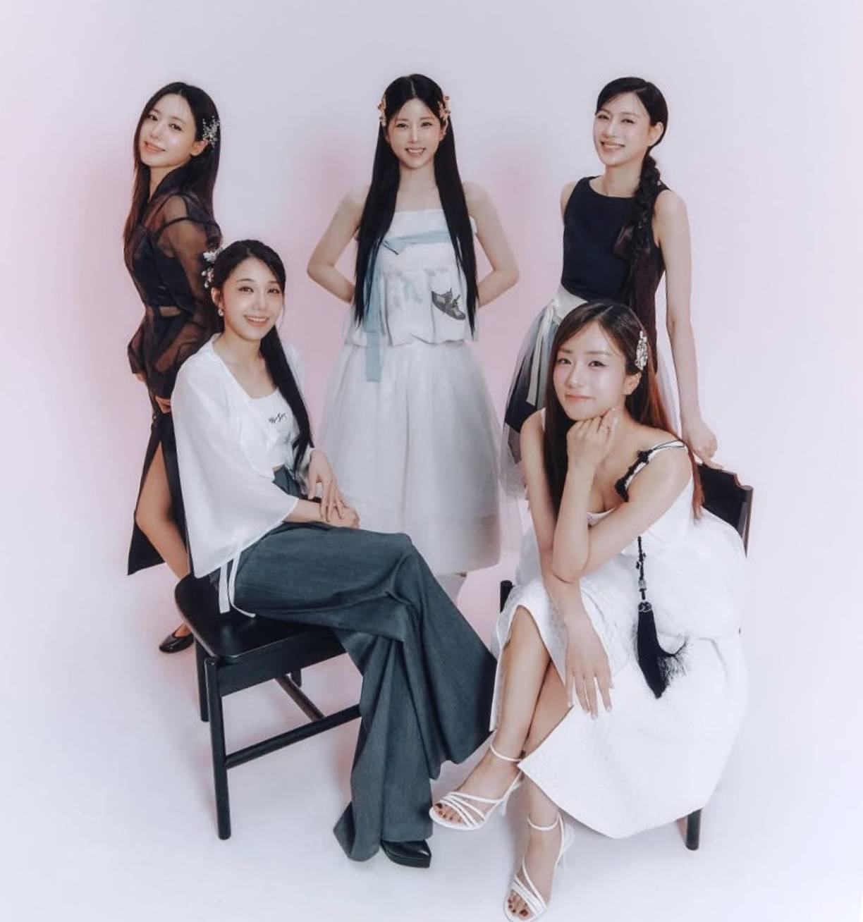 “RE: LOVE” là album mà Apink dùng để định nghĩa lại khái niệm “tình yêu” ở thời điểm hiện tại của nhóm