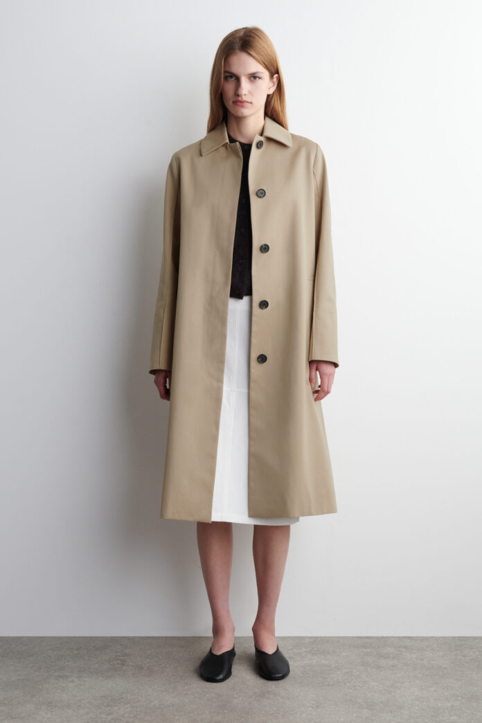 Trench coat và giày bệt