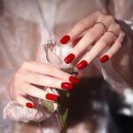 10 màu nail tháng 12 đẹp giúp bạn dễ dàng tỏa sáng mùa lễ hội màu nail tháng 12 Classic Red