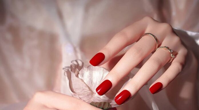 10 màu nail tháng 12 đẹp giúp bạn dễ dàng tỏa sáng mùa lễ hội màu nail tháng 12 Classic Red