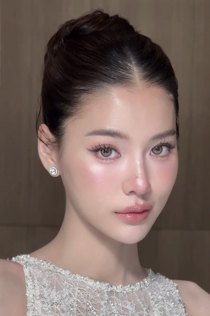 Phấn mắt hồng nhạt kết hợp phấn bắt sáng lấp lánh