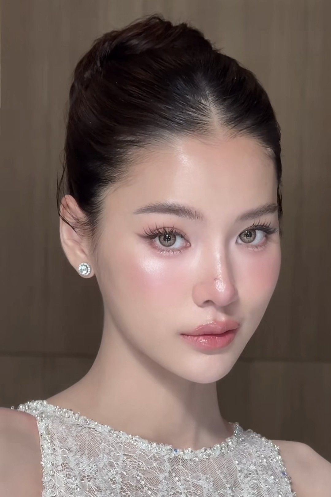 Phấn mắt hồng nhạt kết hợp phấn bắt sáng lấp lánh