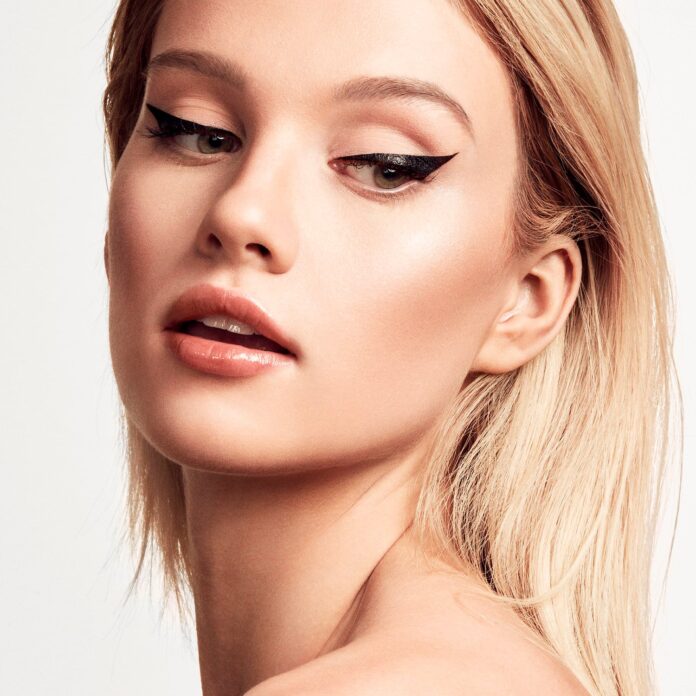 Kẻ mắt đen đậm và son môi nude