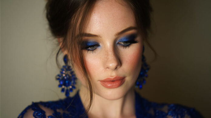 Phấn mắt xanh băng giá và son bóng