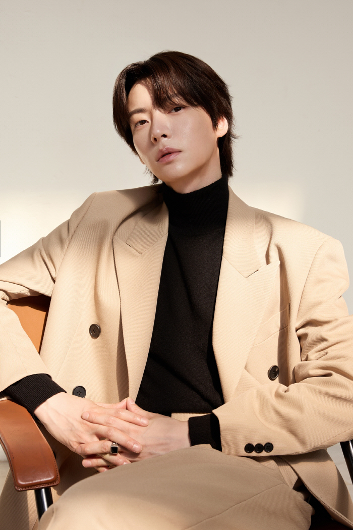 Việc gia nhập Studio Yoohoo được xem là bước đi chiến lược, mở ra nhiều cơ hội mới cho Ahn Jae-hyun (Ảnh: Internet)