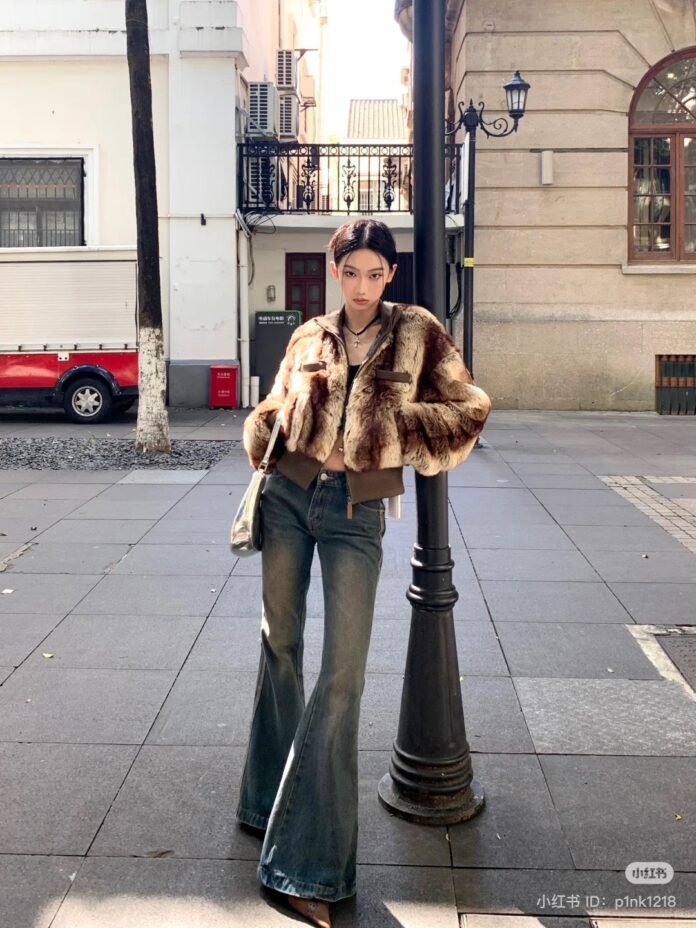 Jean ống loe và áo khoác lông họa tiết