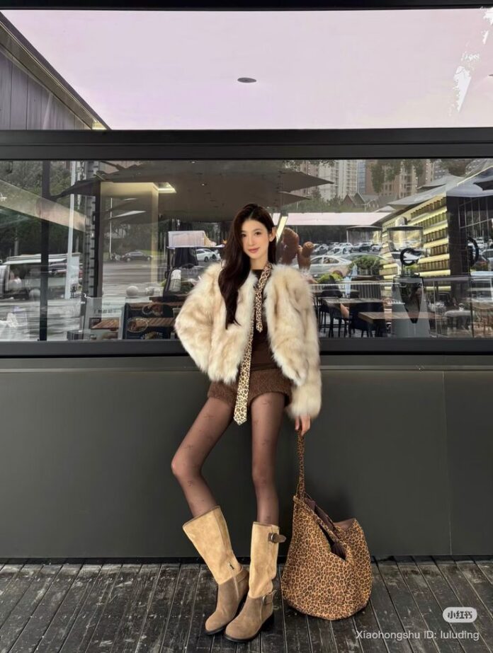 Áo khoác lông phối cùng đồ họa tiết da báo