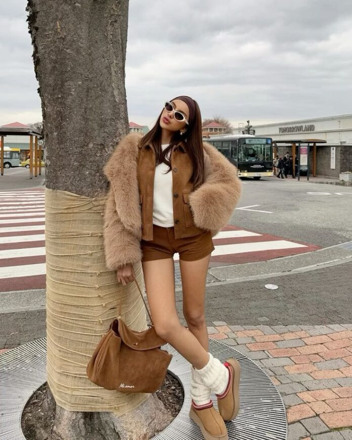 Áo khoác lông cùng giày UGG tone nâu