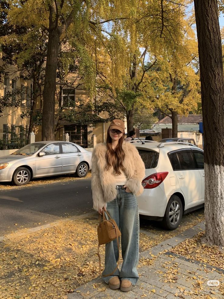 Áo khoác lông và quần jean ống rộng