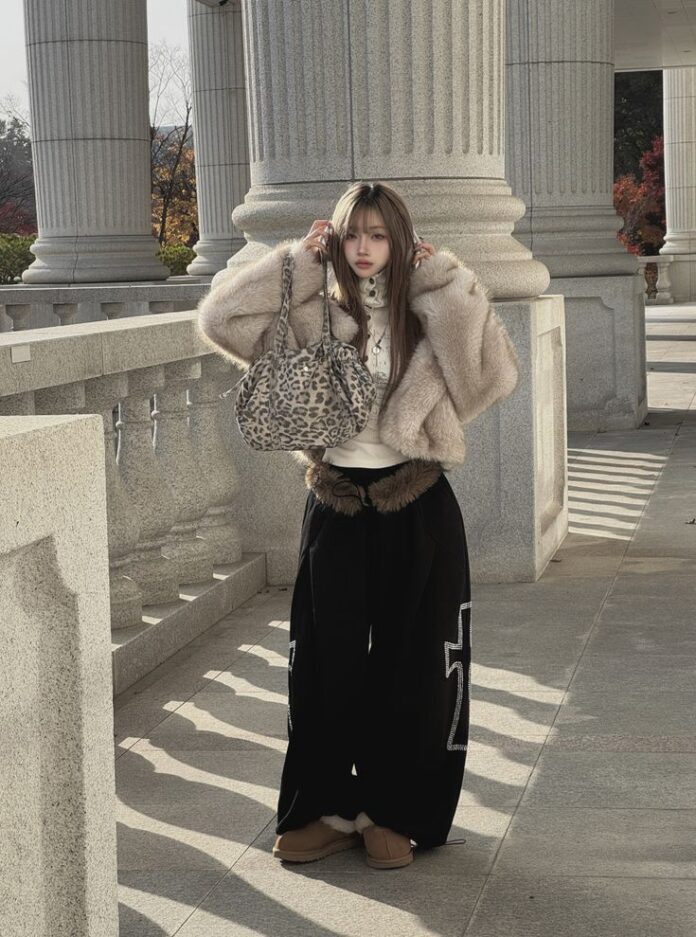 Phối quần nỉ suông rộng cùng áo khoác lông