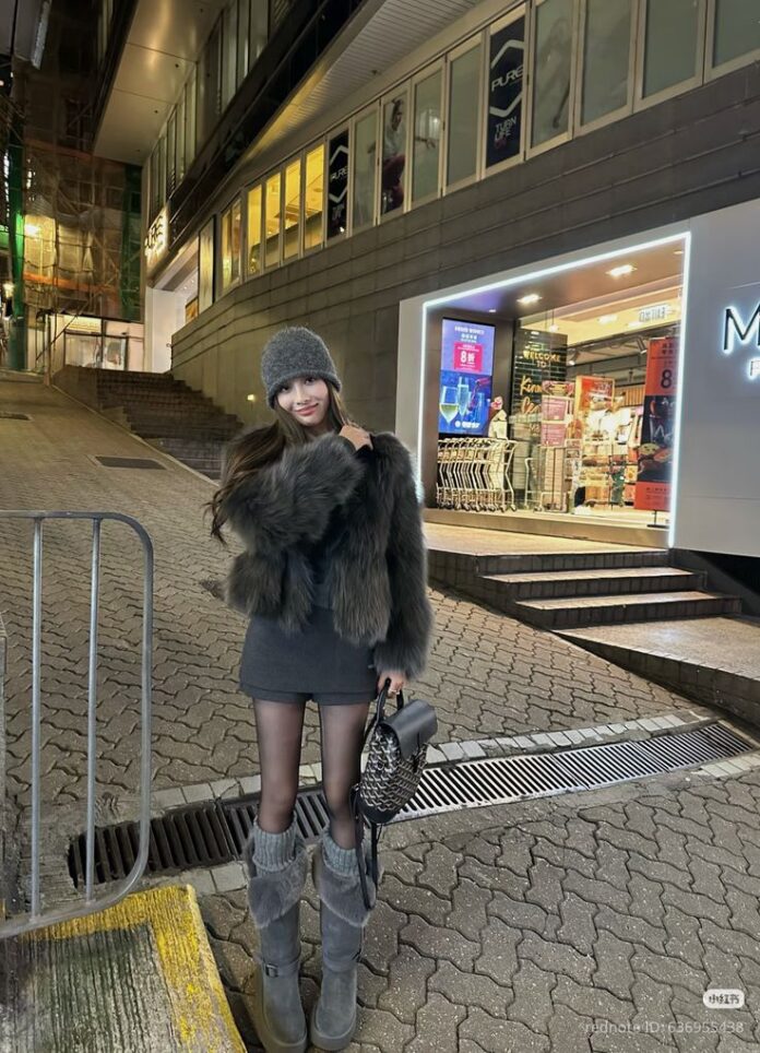 Váy liền ngắn ôm body và áo khoác lông cùng boots da lộn