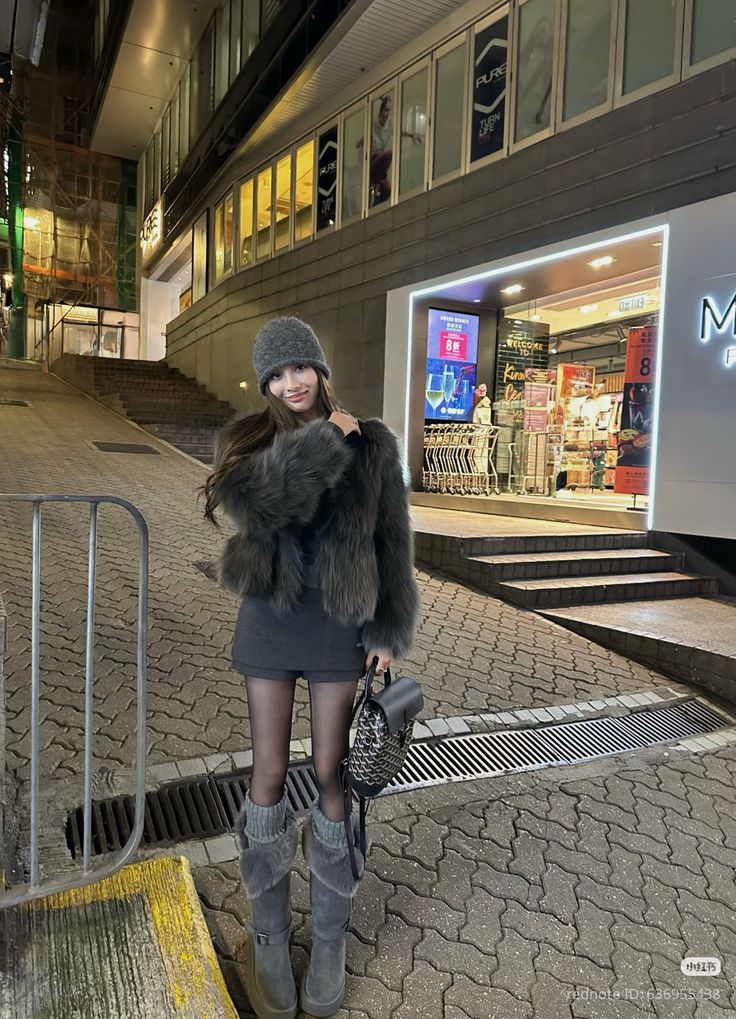 Váy liền ngắn ôm body và áo khoác lông cùng boots da lộn