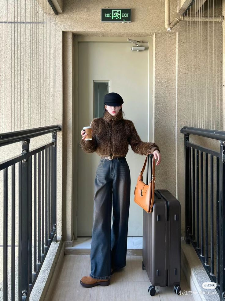 Áo khoác lông dáng ngắn và jean cạp cao suông