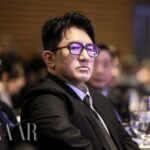 Chủ tịch HYBE Bang Si-hyuk bị khám xét nhà riêng và trụ sở công ty, cổ phiếu 156,8 tỷ won bị phong tỏa Cơ quan điều tra nghi ngờ rằng Chủ tịch Bang đã nhận được khoảng 30% lợi nhuận từ thương vụ bán cổ phần nói trên, với số tiền trục lợi bất chính ước tính lên tới khoảng 190 tỷ won