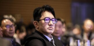 Cơ quan điều tra nghi ngờ rằng Chủ tịch Bang đã nhận được khoảng 30% lợi nhuận từ thương vụ bán cổ phần nói trên, với số tiền trục lợi bất chính ước tính lên tới khoảng 190 tỷ won