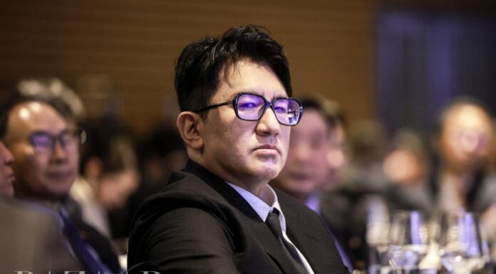 Cơ quan điều tra nghi ngờ rằng Chủ tịch Bang đã nhận được khoảng 30% lợi nhuận từ thương vụ bán cổ phần nói trên, với số tiền trục lợi bất chính ước tính lên tới khoảng 190 tỷ won