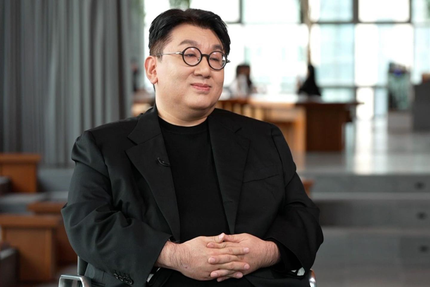 Chủ tịch HYBE Bang Si-hyuk bị khám xét nhà riêng và trụ sở công ty, cổ phiếu 156,8 tỷ won bị phong tỏa