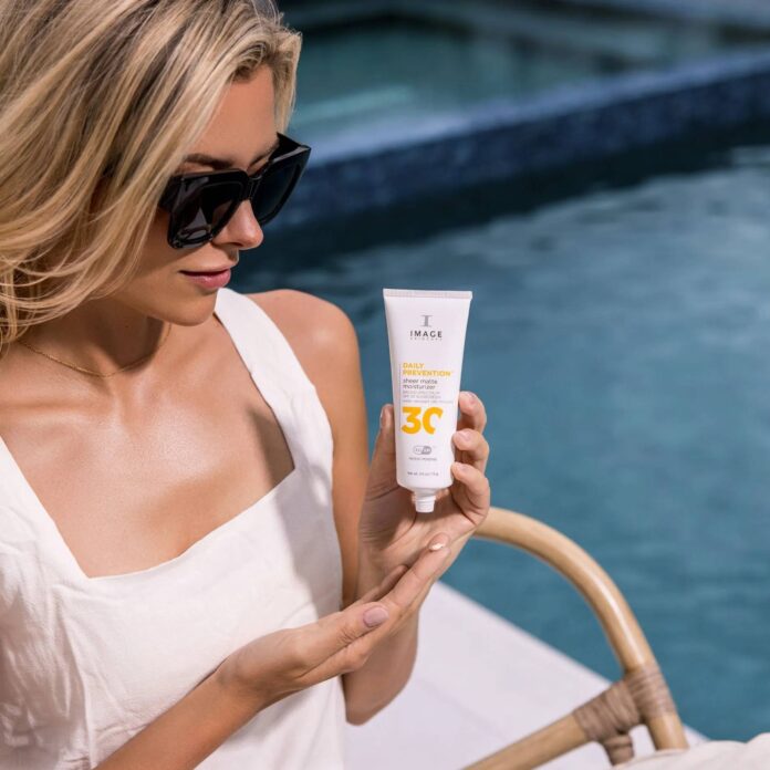 Ưu tiên kem chống nắng dạng gel, dạng lỏng, không chứa dầu, không hương liệu và không gây bít tắc lỗ chân lông