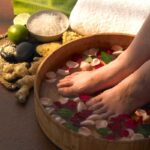 8 mẹo chữa nấm móng chân tại nhà bạn có thể tham khảo Ngâm chân