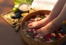 8 mẹo chữa nấm móng chân tại nhà bạn có thể tham khảo Ngâm chân